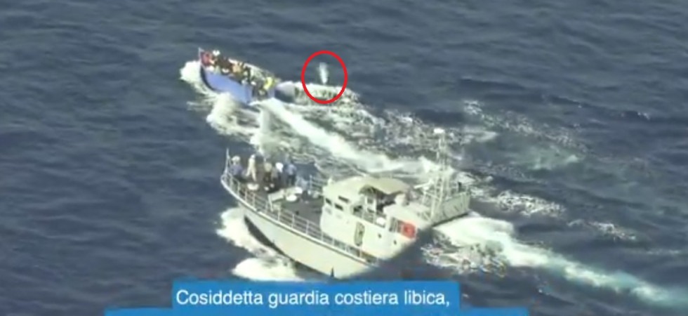 Foto Sea Watch La guardia costiera libica spara su un barcone di migranti