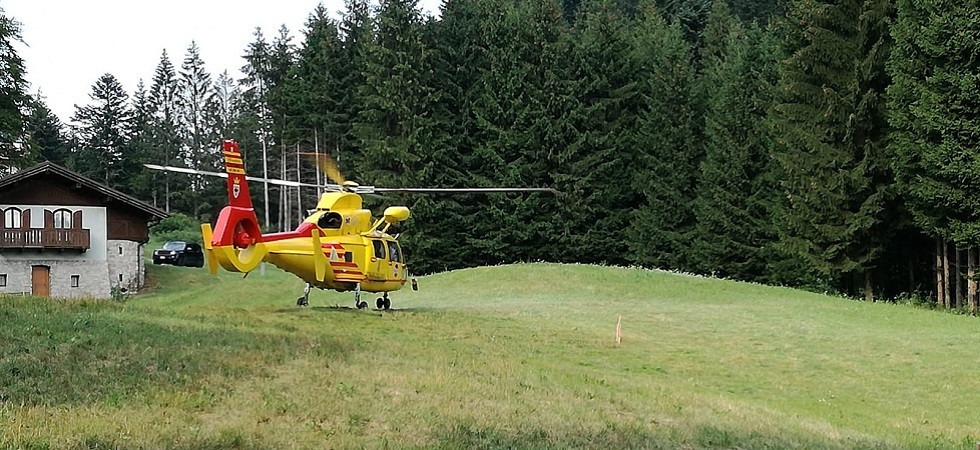 Sbaglia manovra e prova un atterraggio di fortuna: parapendio precipita per 20 metri sulla Paganella
