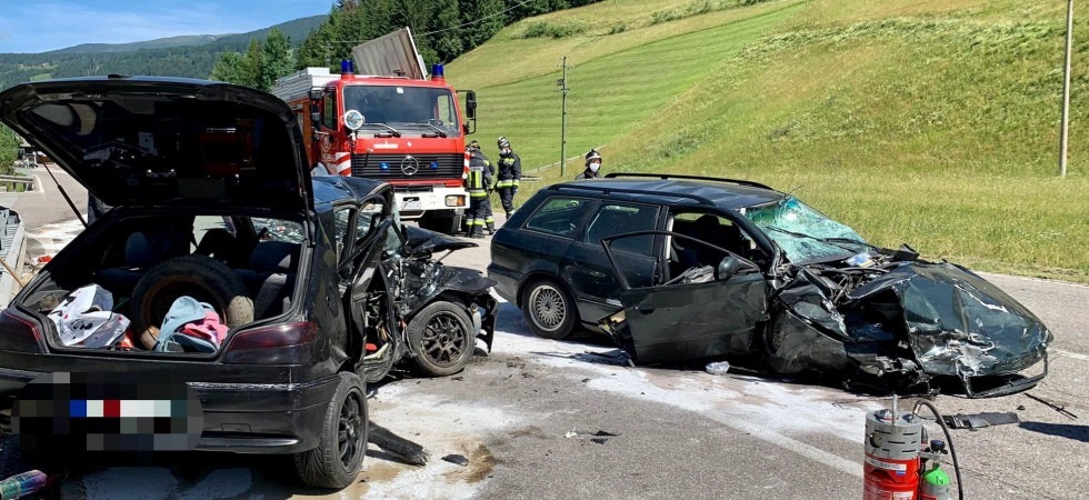 Tremendo schianto tra due macchine, quattro persone sono rimaste ferite