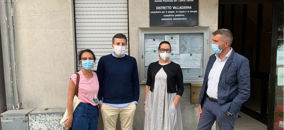 Ambulatorio di Mori, Le persone, spesso anziane, devono aspettare in piedi in strada e un dipendente deve sgolarsi per