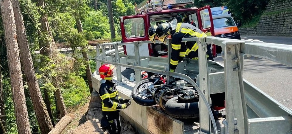 Tremendo incidente a Segonzano, scivola con la moto e si incastra sotto il guard-rail