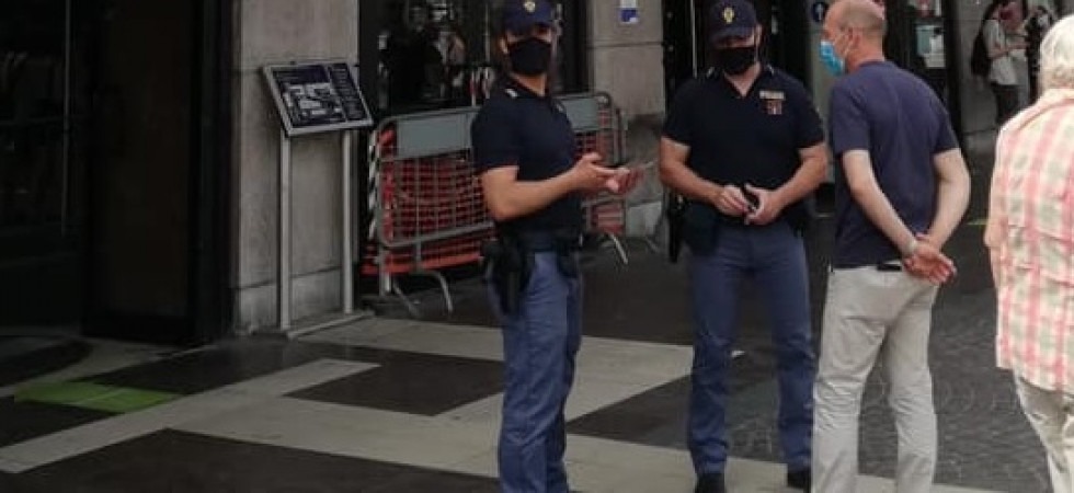 Si rifiuta di indossare la mascherina in stazione, 23enne manda al pronto soccorso 3 agenti di polizia