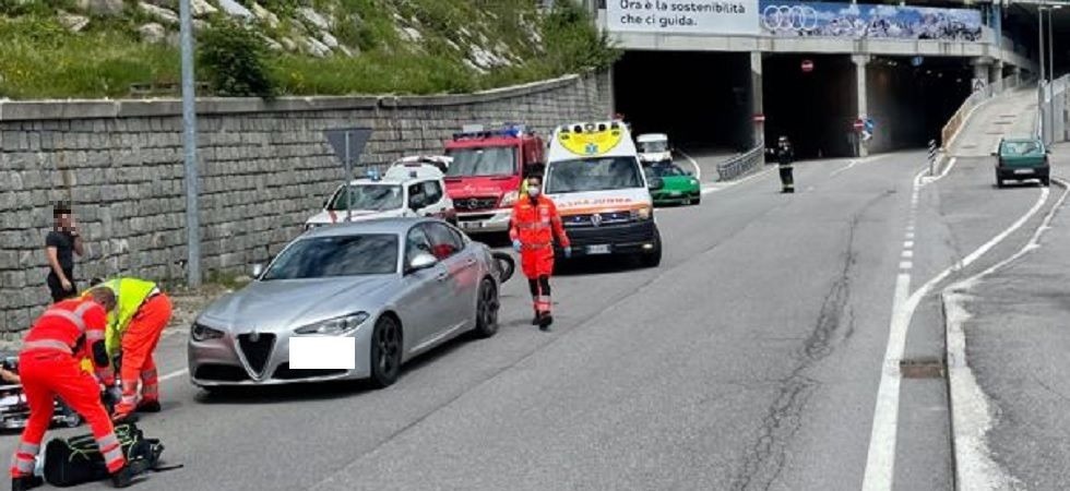 Una moto con due persone a bordo tampona un'auto in val Rendena, centauri in ospedale