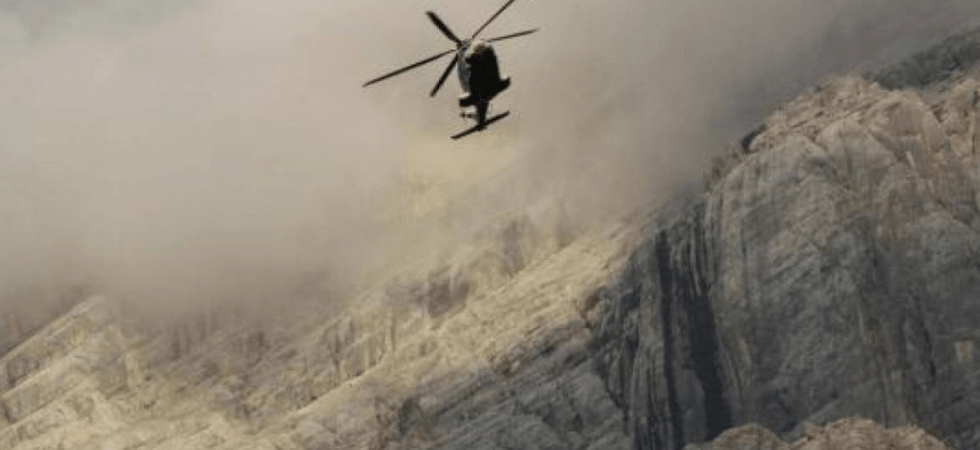 Cade e si ferisce con il rampone ma c'è troppa nebbia e l'elicottero non riesce a raggiungerlo
