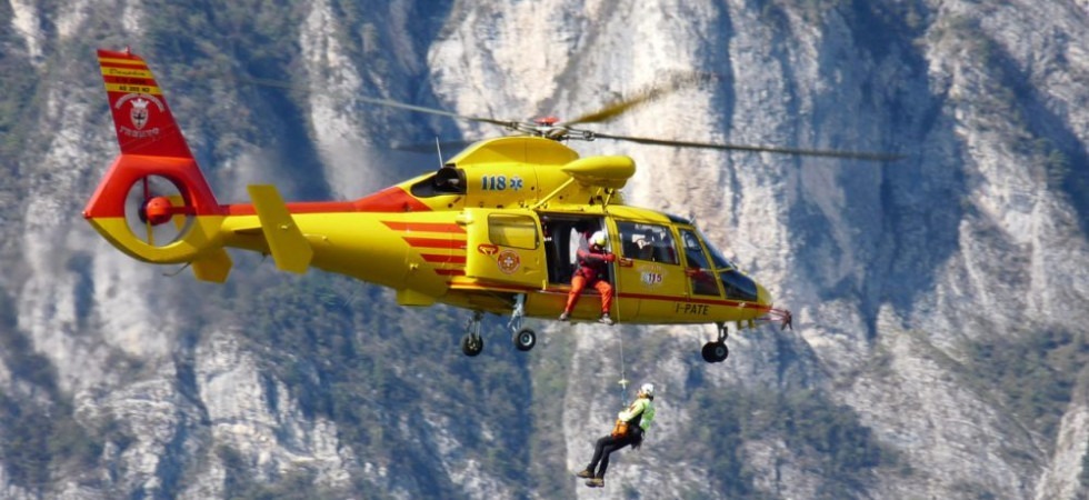 Scivola sulla neve, cade e sbatte violentemente la gamba