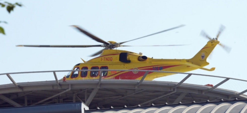 Incidente sul lavoro, travolto dai ponteggi mentre li scarica da un furgone: 31enne elitrasportato al Santa Chiara