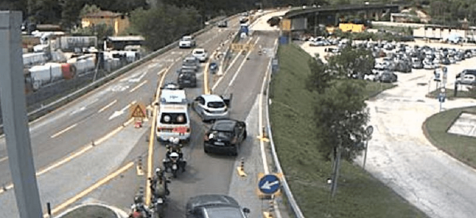 Una moto tampona un'auto, centauro in ospedale