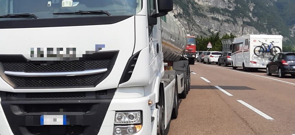 Violento scontro moto-autocisterna, un ferito in ospedale e disagi alla viabilità sulla provinciale