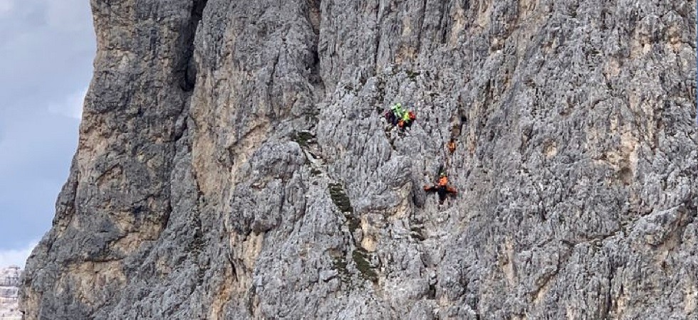Una coppia di alpinisti precipita per circa 30 metri dalla Torre del Wundt, grave un 57enne finito in una fessura