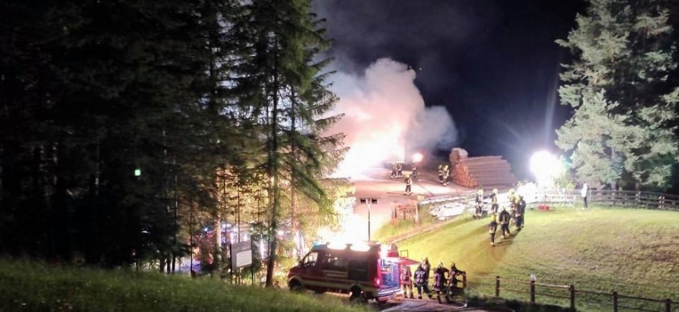 Grosso incendio nella notte, distrutto un deposito agricolo