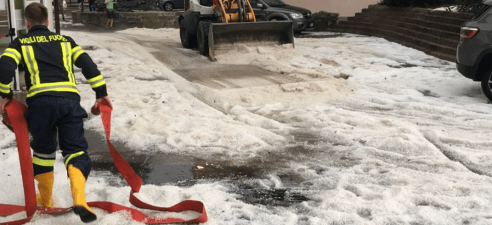 Maltempo, Andalo si colora di bianco ma non è neve, è grandine