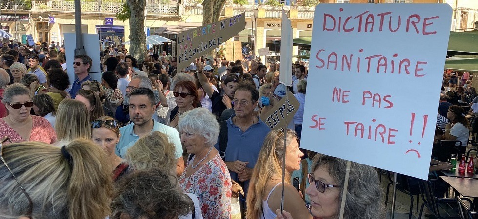 Francia, oltre 100mila persone per protestare contro il Green pass obbligatorio