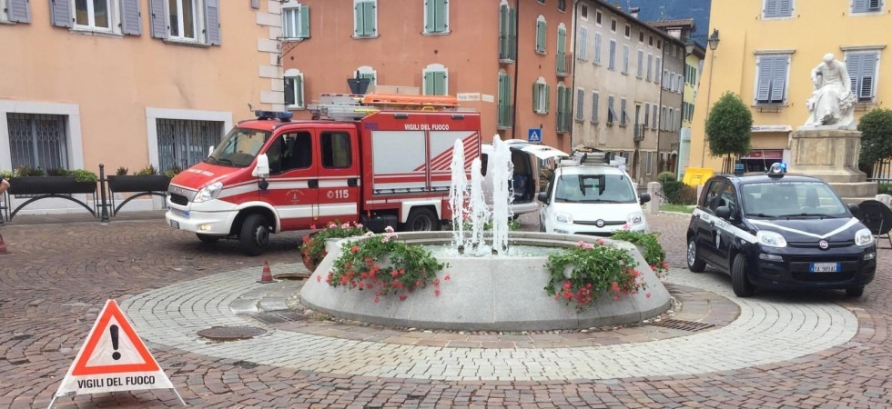 Grossa perdita di gas a Lavis, piazza chiusa e vigili del fuoco in azione