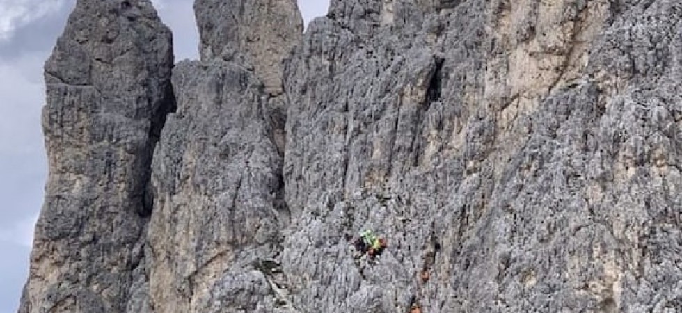Vola in parete e finisce contro la roccia, 52enne si ferisce scalando sulle Cinque Torri
