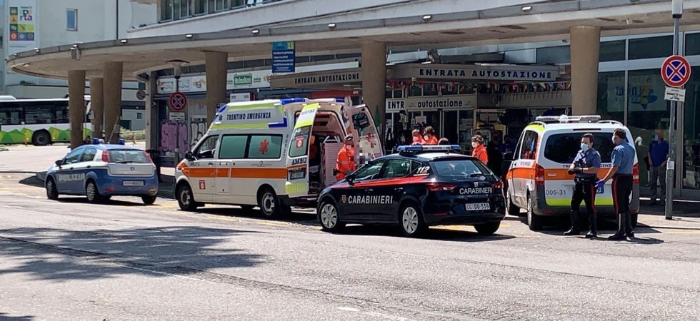 Si presenta con dei rami in mano e inizia a spaventare i cittadini