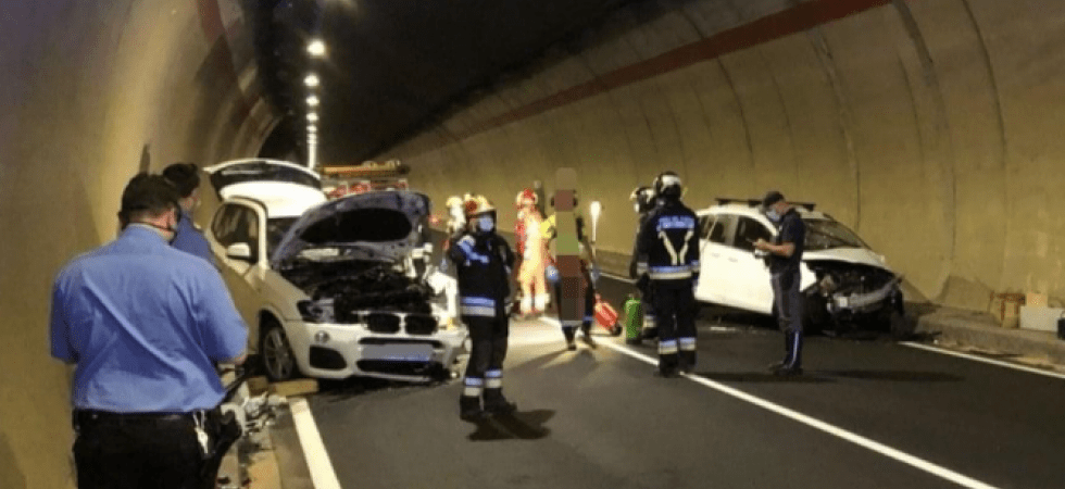 Foto vigili del fuoco Ziano di Fiemme Grave frontale in galleria, tre persone rimangono ferite e intervengono i vigili del fuoco con le pinze idrauliche