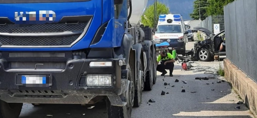 Si schianta con l'auto contro il camion betoniera, 44enne rimane incastrato tra le lamiere