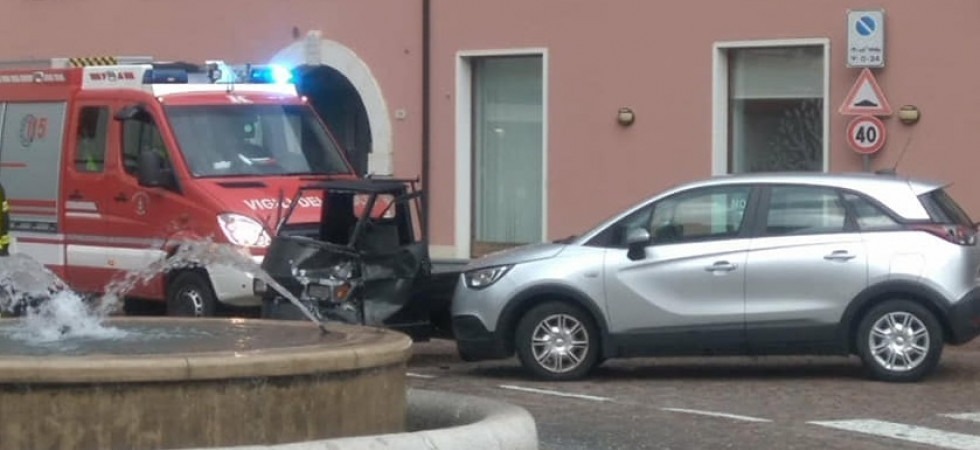 Scontro auto - ape in piazza a Dro