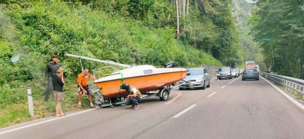 Paura sulla statale a Loppio, il rimorchio con la barca si stacca dall'auto