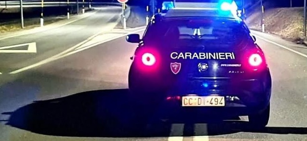 All'alt dei carabinieri accelera e sperona l'auto delle forze dell'ordine per poi scappare
