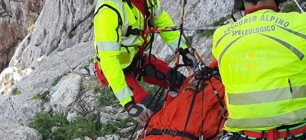 Incidente sul Cornetto, un freeclimber perde l'appiglio e vola nella falesia
