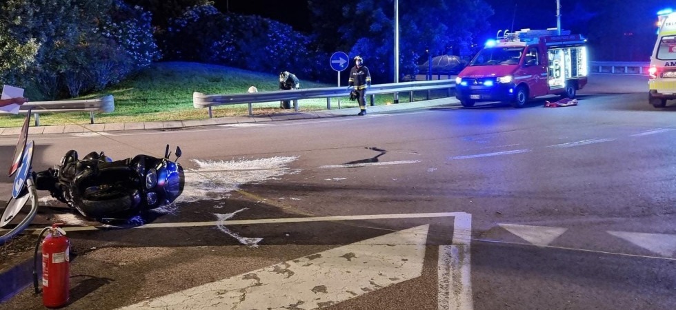 Incidente nella notte, schianto con lo scooter in rotatoria: 31enne in gravi condizioni elitrasportato al Santa Chiara