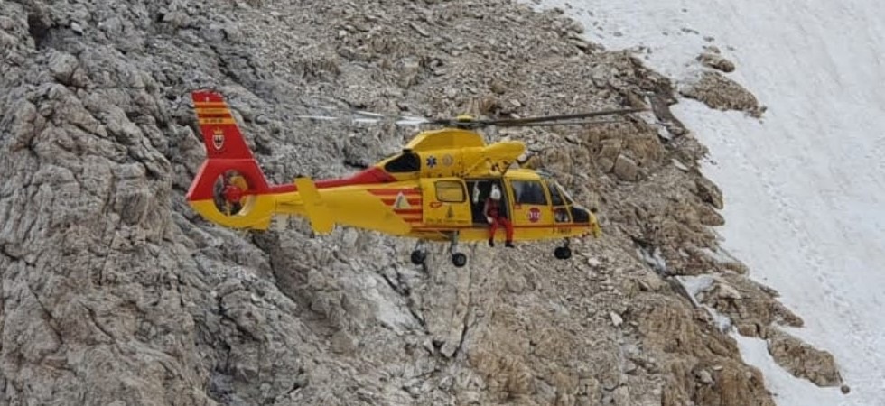 Scivola sulla neve e si infortuna a un ginocchio: soccorso con l’elicottero sulle Pale di San Martino