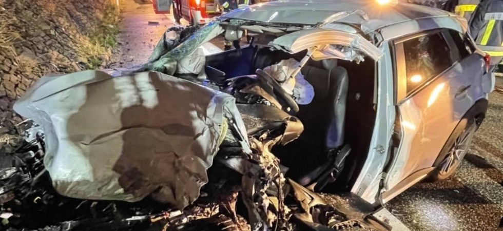 Drammatico incidente nella notte, scontro frontale auto - furgone