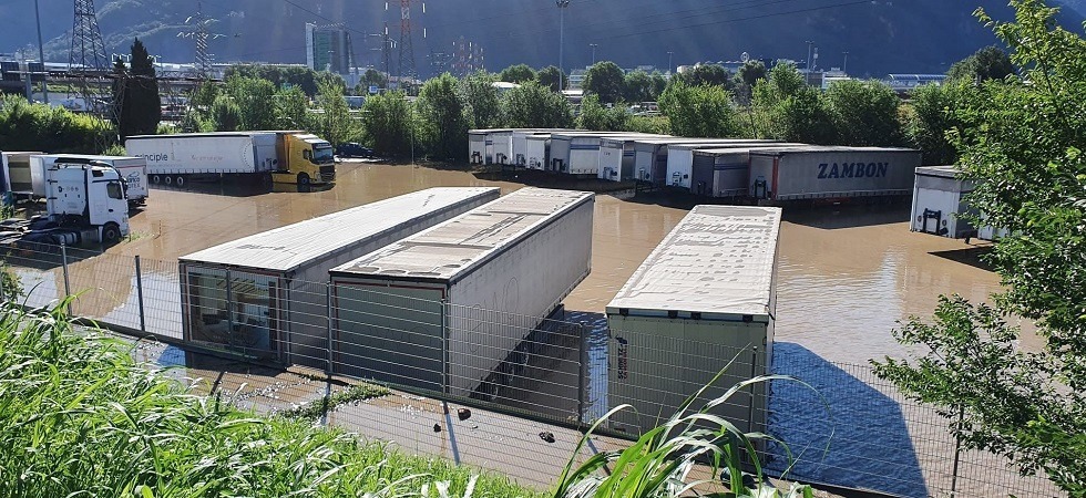 Il parcheggio invaso dall'acqua all'altezza dell'accesso autostradale a Bolzano sud. (Foto: ASP/Agenzia Protezione civile/Sistemazione bacini montani) Il parcheggio invaso dall'acqua all'altezza dell'accesso autostradale a Bolzano sud