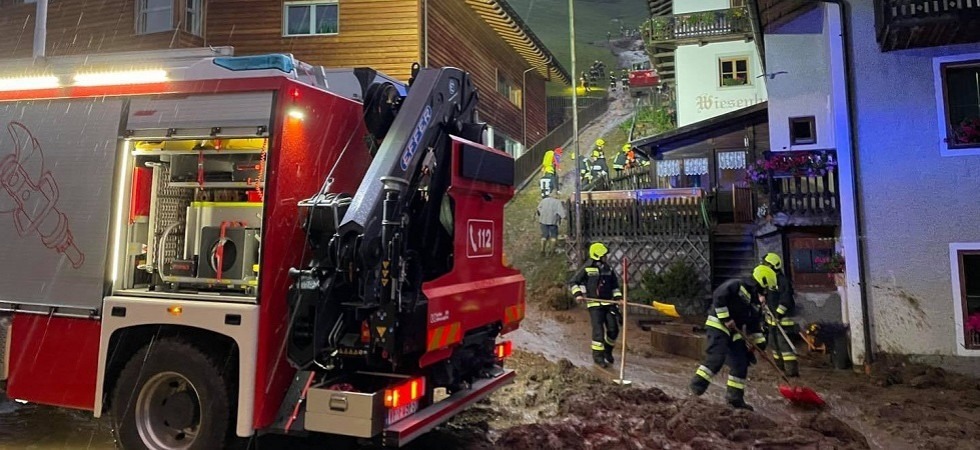 Vigile del fuoco travolto da una colata di fango viene risucchiato in un tubo di scarico: morto Josef Pramstaller
