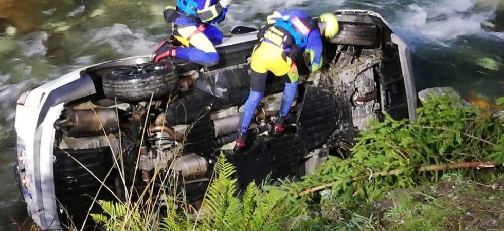 Foto Wasserrettung Eisacktal Esce di strada e si ribalta con l'auto dentro un torrente