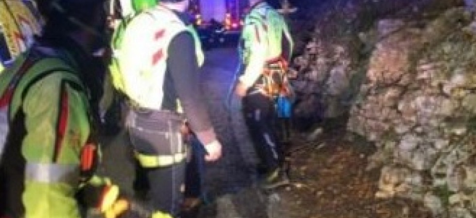 Disavventura in montagna per una donna e due ragazzi in difficoltà con l'arrivo del buio
