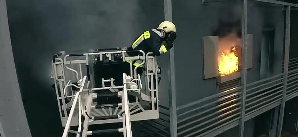 Foto d'archivio - immagine di un addestramento I passanti notano il fumo uscire dall’appartamento, provvidenziale intervento dei vigili del fuoco che salvano un 45enne