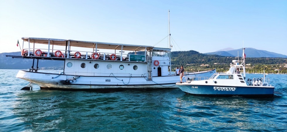 Nave in avaria con 56 persone a bordo va alla deriva: momenti di paura sul lago di Garda
