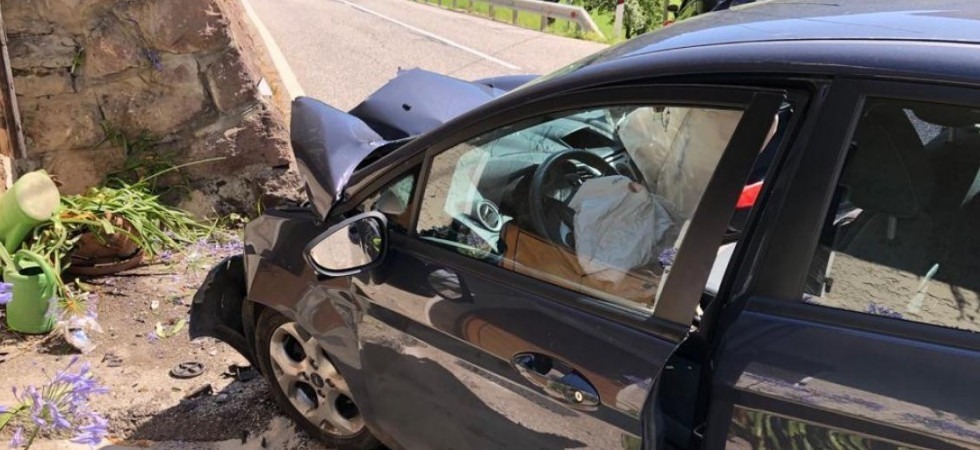 Perde il controllo dell'auto e si schianta contro un muro, grave un 20enne