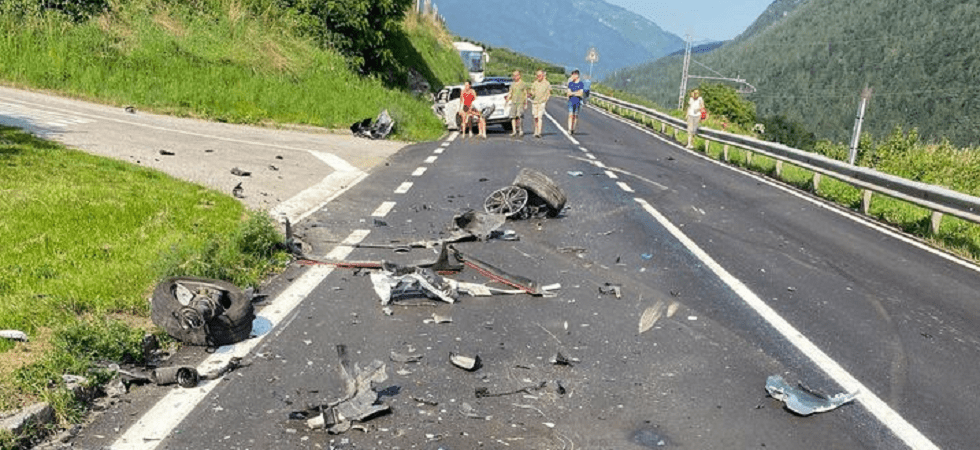 Terribile frontale fra auto, una persona estratta con le pinze idrauliche: 3 feriti trasportati in ospedale