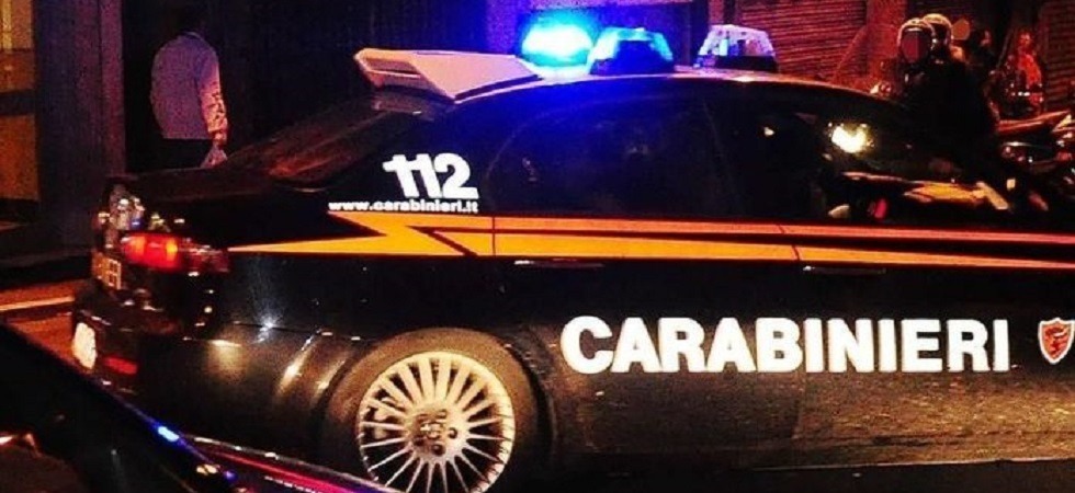 Stanco del chiasso minaccia i ragazzini con la pistola scacciacani