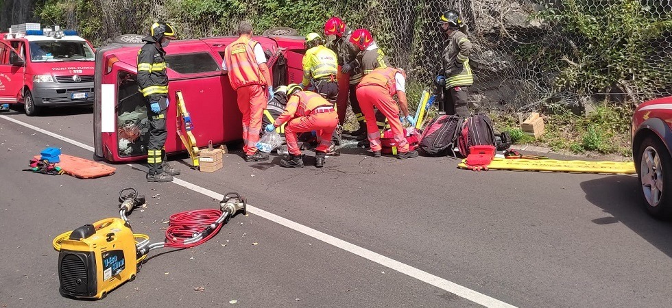 Si schianta in auto contro la roccia, il veicolo si ribalta e una persona resta incastrata tra le lamiere