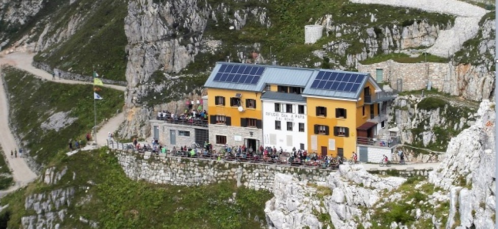 Paura al Rifugio Papa, 30enne percorre la Strada delle Gallerie ma si sente male e sviene