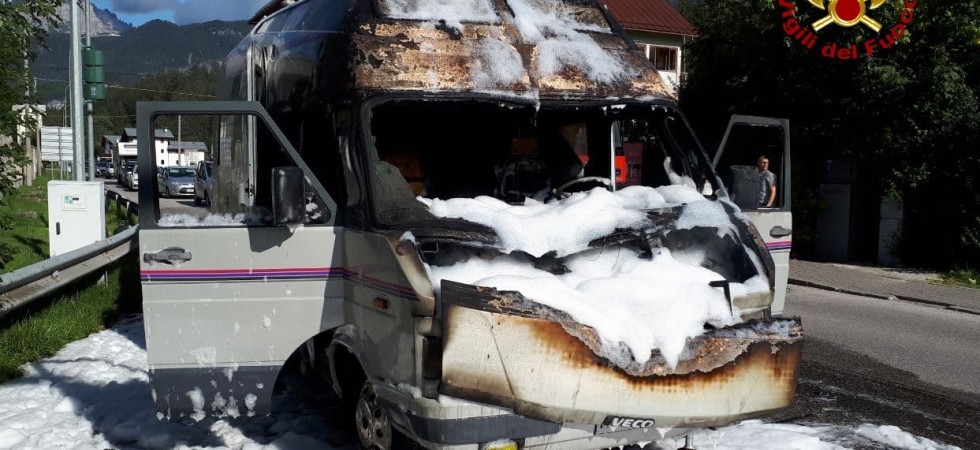 Le fiamme avvolgono il camper, momenti di paura per una famiglia