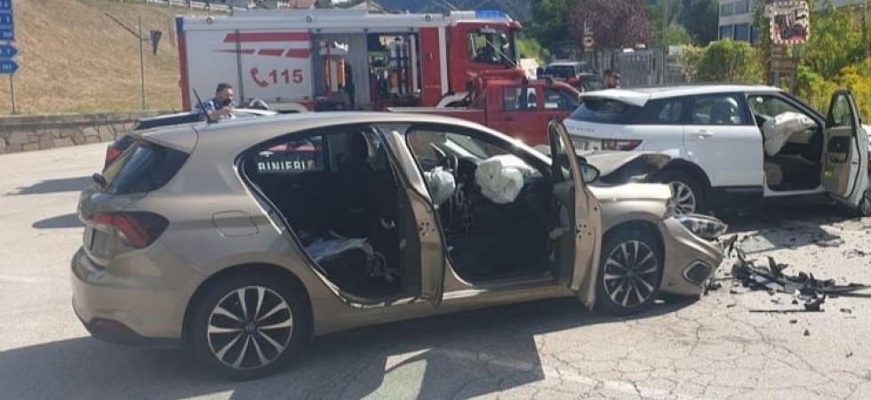 Schianto tra due macchine, 3 persone sono riamaste ferite