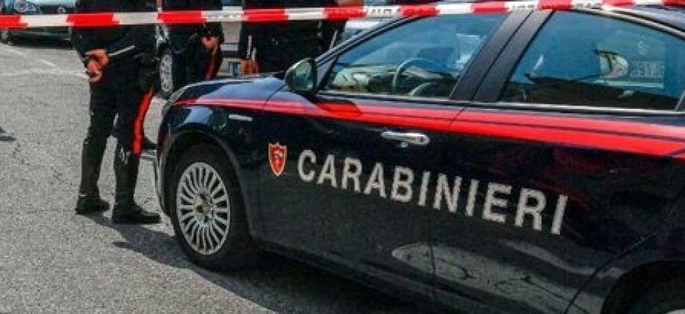 Entra in negozio e accoltella la compagna, nella notte arrestato un uomo per tentato omicidio