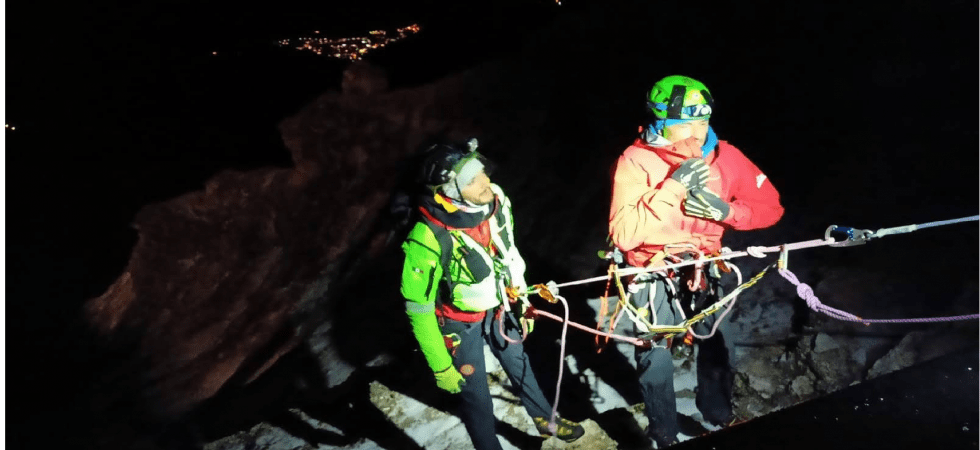 Alpinisti rimangono incrodati e vengono colpiti da una forte grandinata