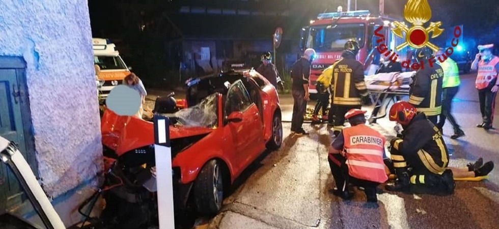 Perdono il controllo della vettura e si schiantano contro una casa