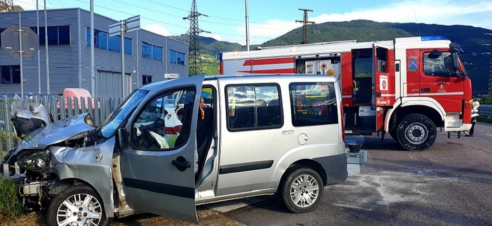 Scontro tra auto in piana Rotaliana, una vettura finisce contro una recinzione
