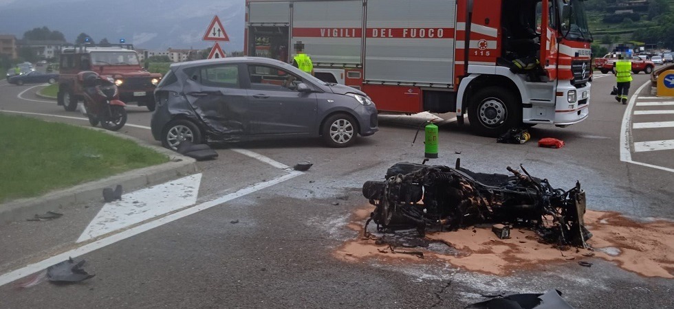 Violento scontro auto-moto, il mezzo va a fuoco dopo l'impatto mentre un 63enne è stato sbalzato per qualche metro
