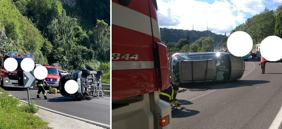Perde il controllo dell'auto e si cappotta sulla strada tra Nago e Torbole