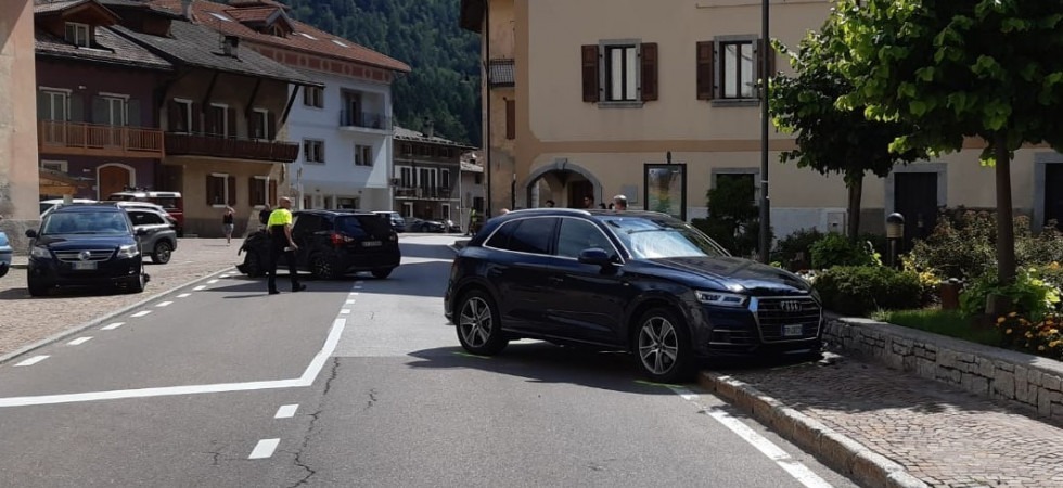 Paura in centro paese a Breguzzo, schianto tra tre auto