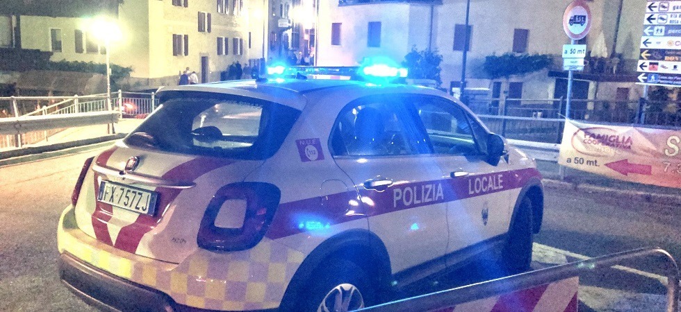 Scappa dalle forze dell'ordine, si schianta in auto e fugge tra i boschi