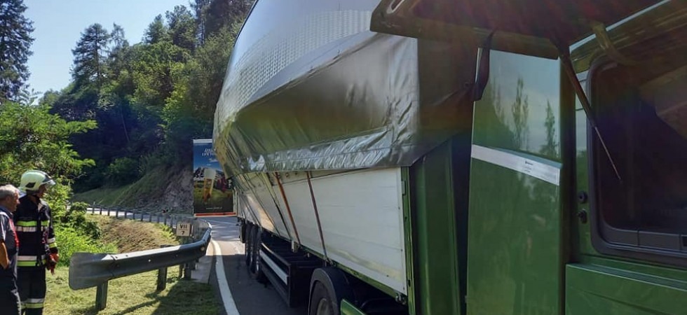Il carico rischia di sfondare il telone e cadere in strada
